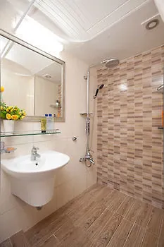 Hotel Lucere Binnys Guesthouse B Type